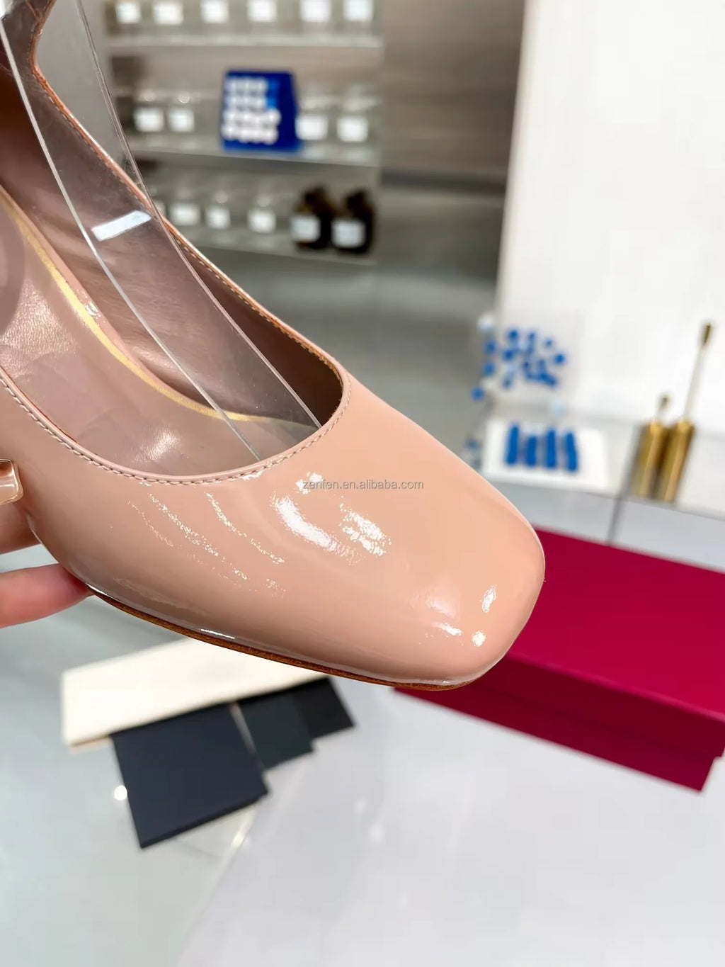 Famous Brand Top Quality Stock 2025 Spring and Summer Patent Leather Version V-button Classic Sandals for Women