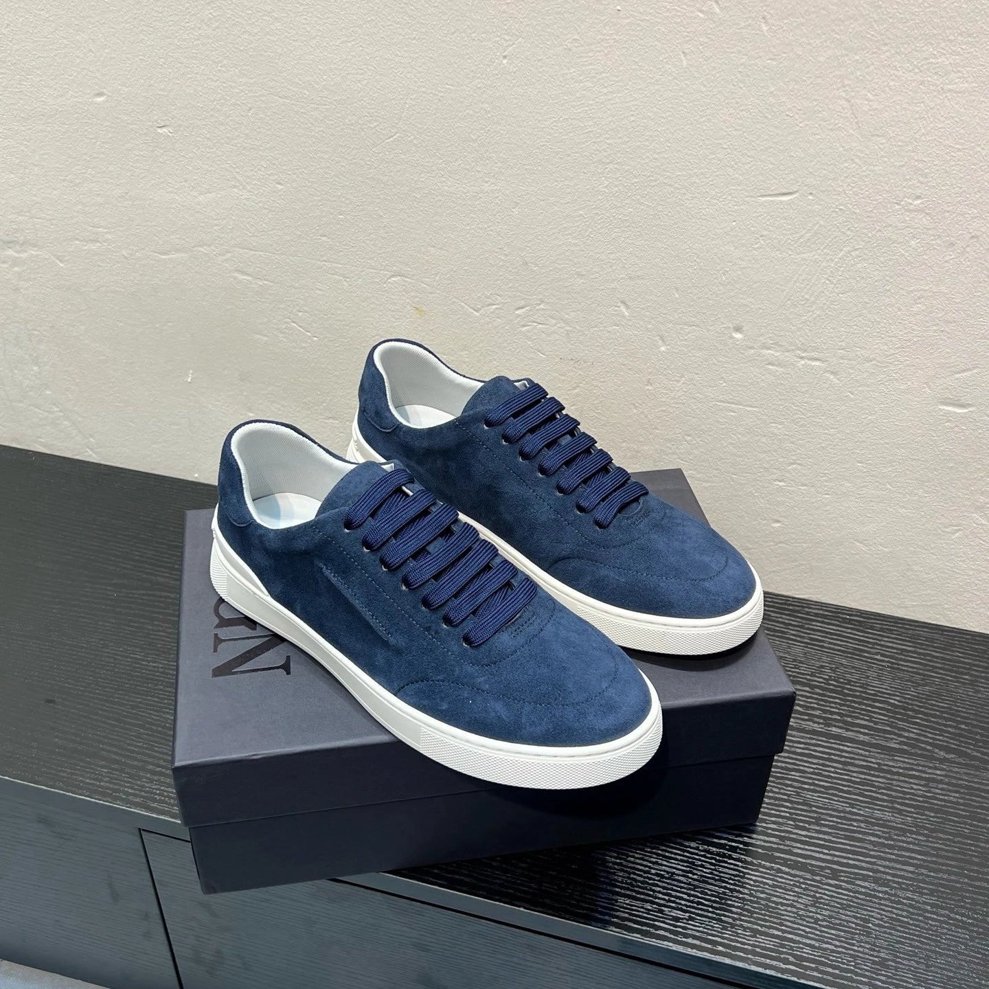 High Quality Designer Style Men Suede Low Top Lace-Up Sneakers Luxury Solid Color Casual Walking Flat Shoes Soft Mesh Cushioning