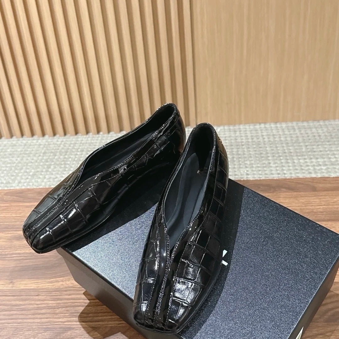Autumn Women's Fashionable crocodile Pattern Embossed Calfskin Patent Leather Brand New Black Leather Shoes with Tag