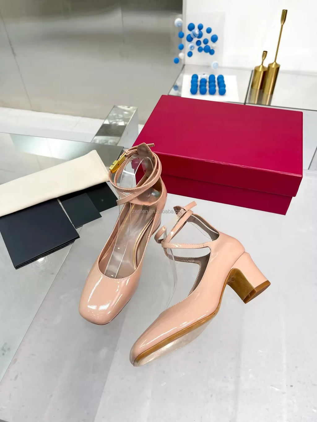 Famous Brand Top Quality Stock 2025 Spring and Summer Patent Leather Version V-button Classic Sandals for Women