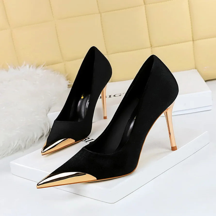 2026 New Collection Women's Luxury Light Heel Pumps Sleek Stiletto Heels Logo Metal Pointed Toes Velvet Upper Formal Events