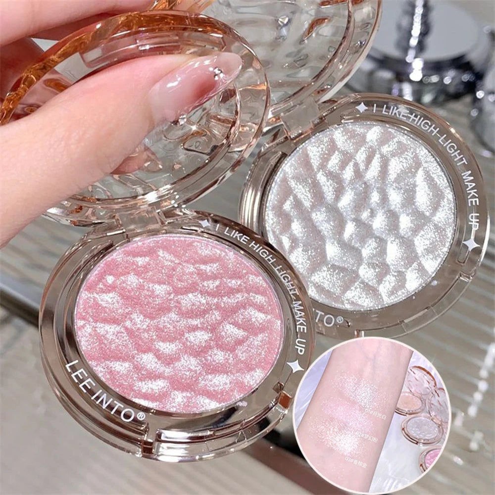 Tidesmit LEE INTO highlighter powder texture close-up featuring pearlescent fine shimmer and silky mashed texture