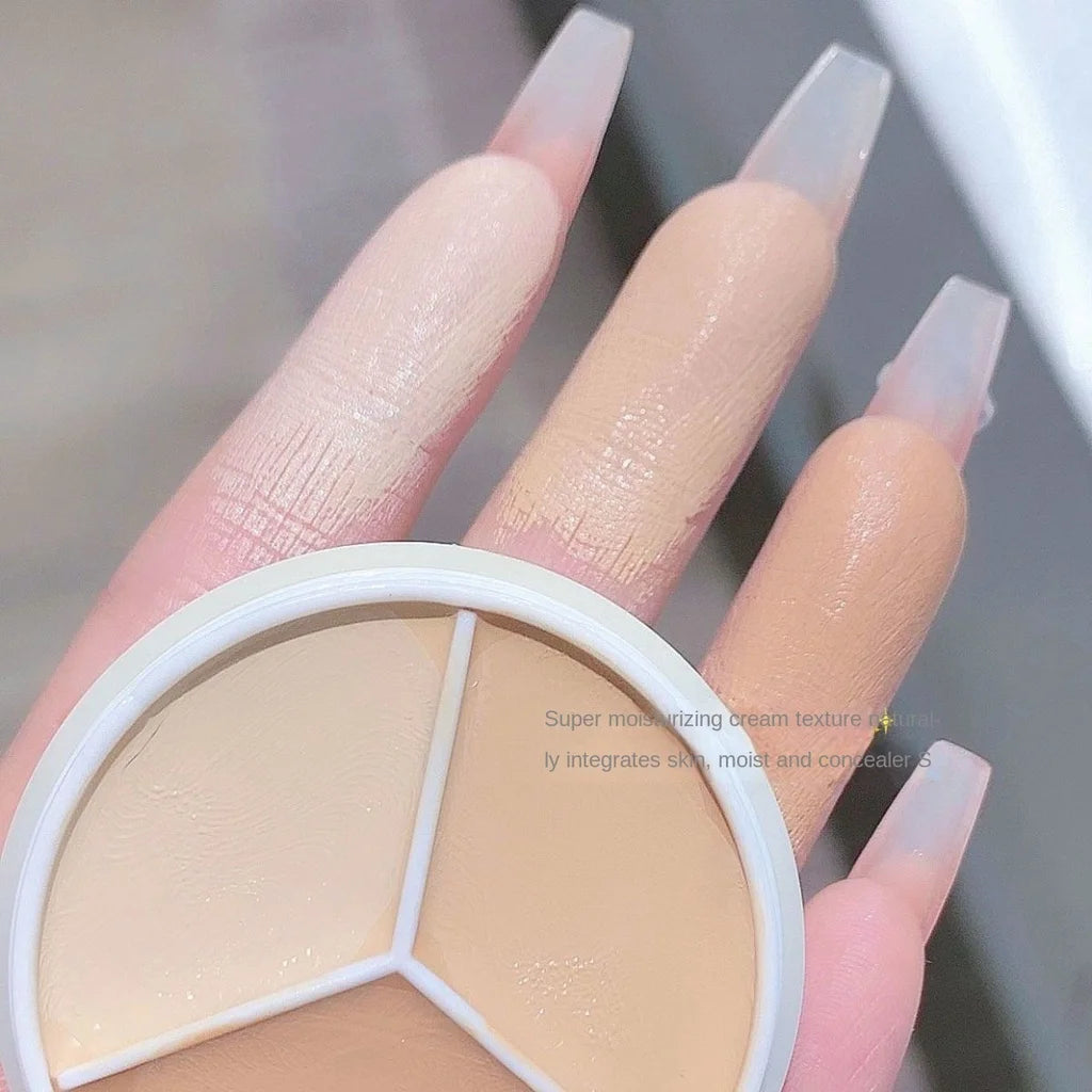 Tidesmit 3-Color Concealer Palette texture close-up for professional dark circle correction and face makeup coverage