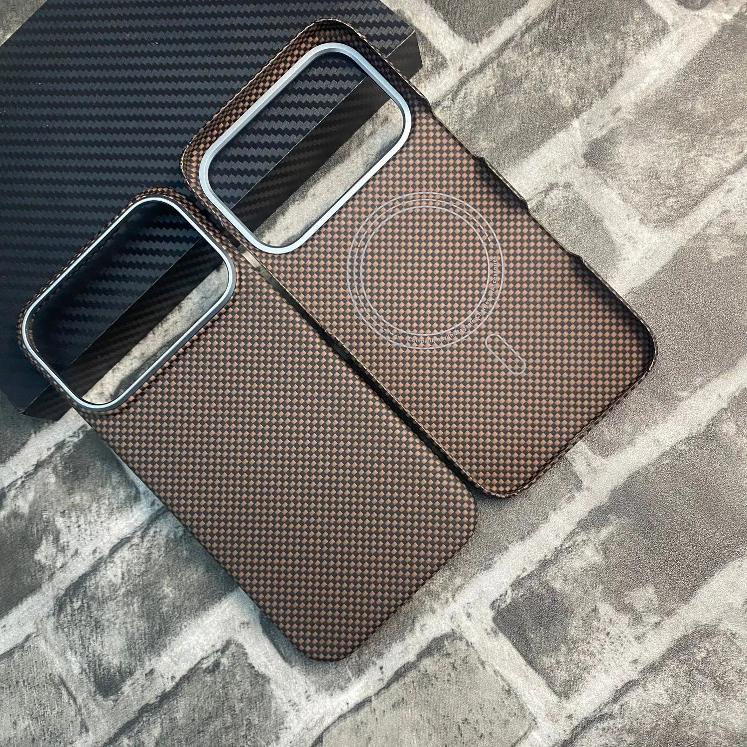 iPhone 17 Pro Max Aramid Fiber Case | Slim Shock-Absorbing Cover Black Gold Plain Met Tidesmit