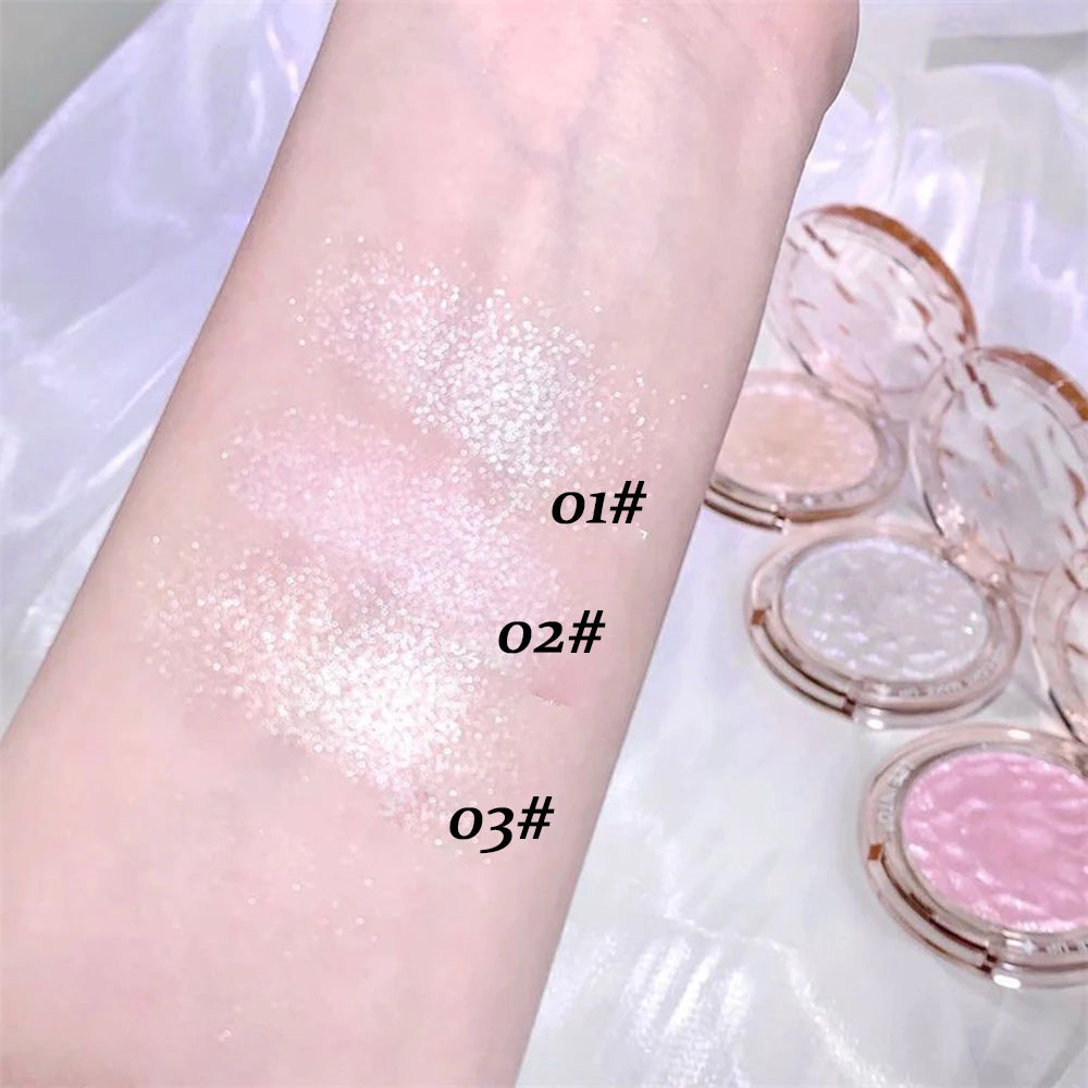 Tidesmit LEE INTO face highlighter powder texture close-up featuring pearlescent fine shimmer silky mashed texture