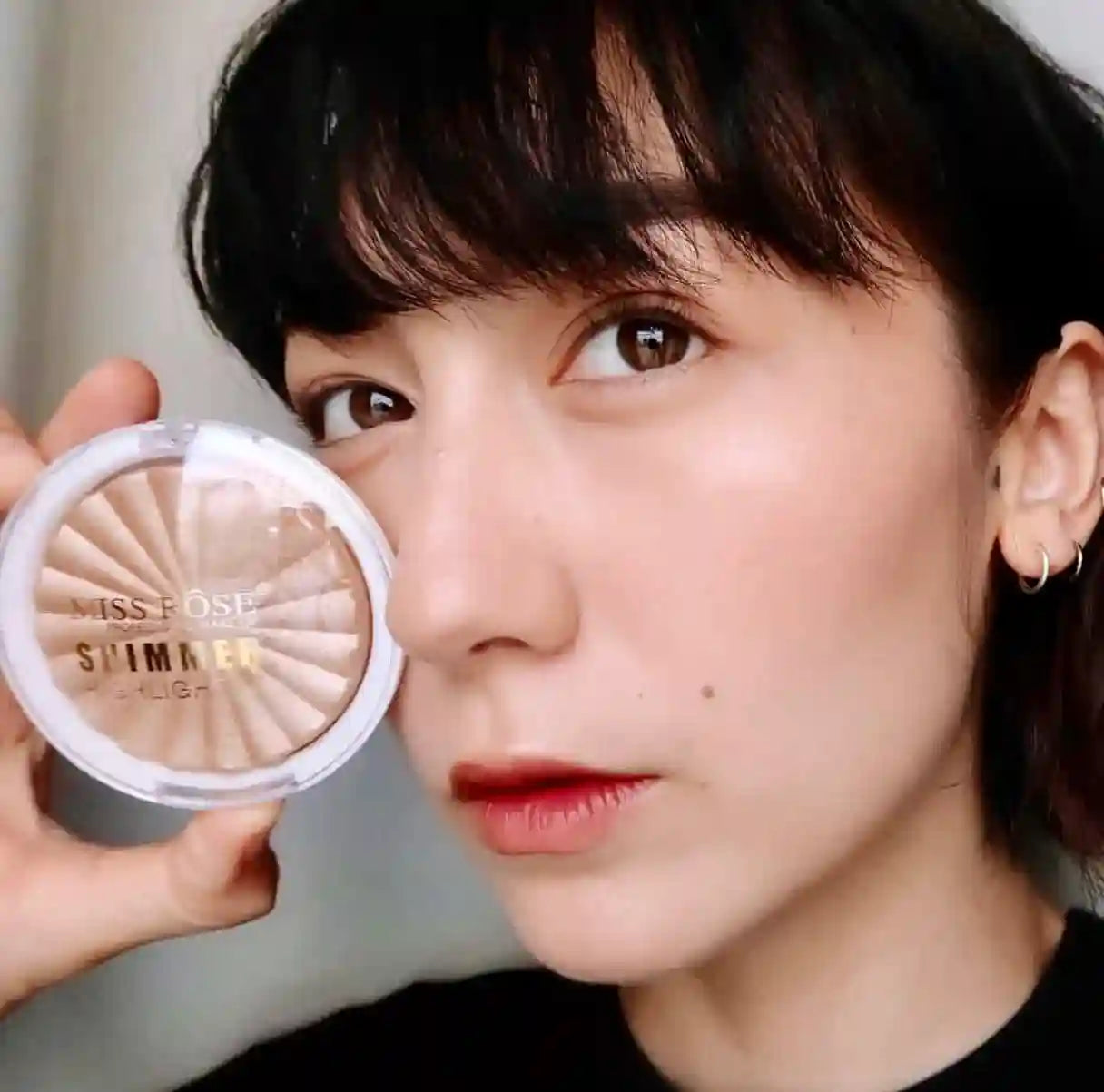 Tidesmit 3D pearlescent shimmer highlighter powder in shiny matte finish for glowing face makeup