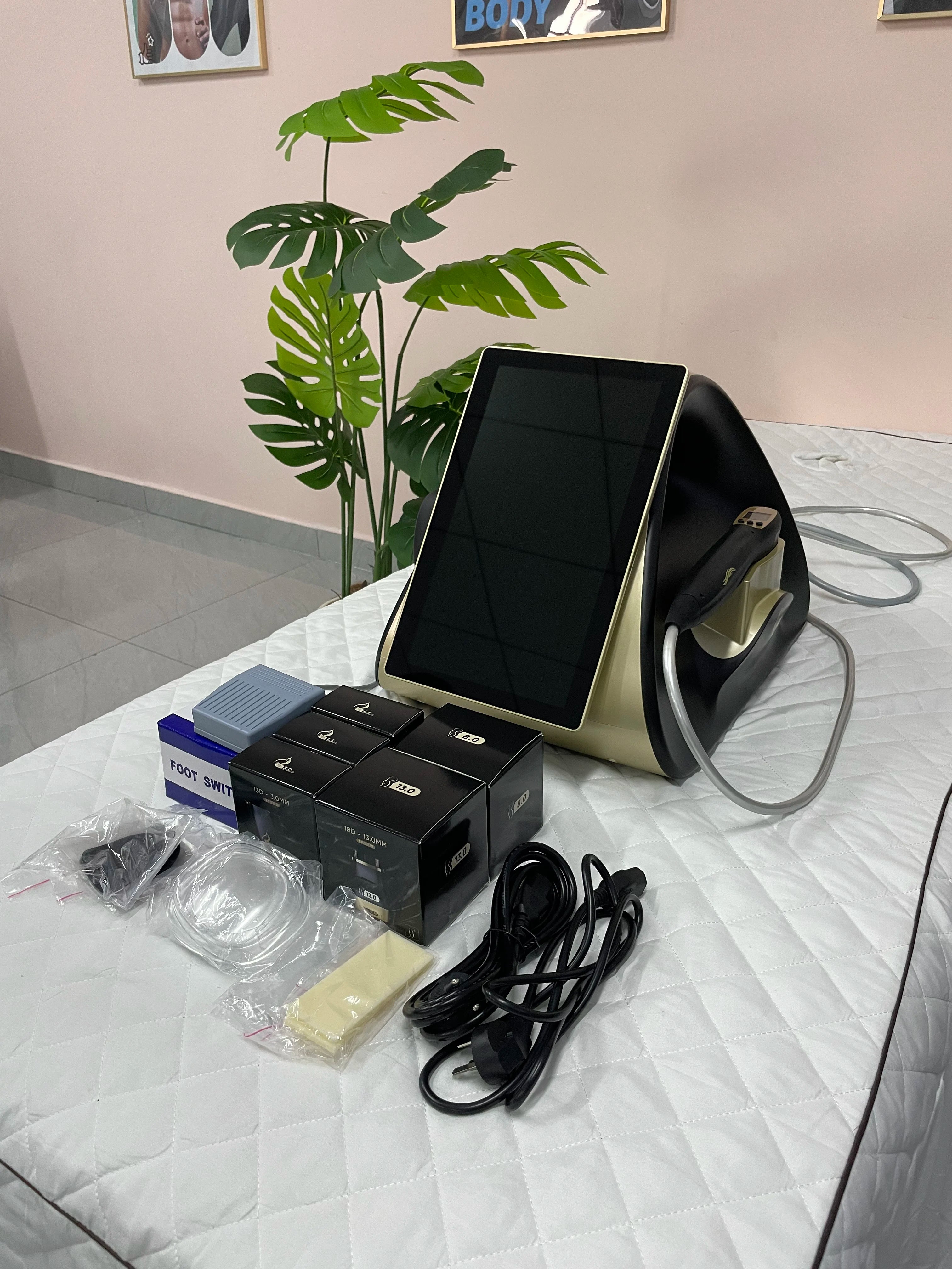 22D MAX HIFU beauty machine with touchscreen, handpiece, and accessories for facial tightening and body slimming.