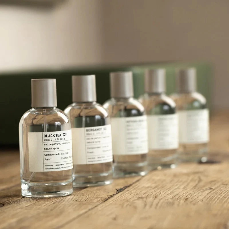 Alice Peter Black Tea 029 unisex 100ml EDT. Clear round bottle, fresh sandalwood and fruity notes, minimalist design.
