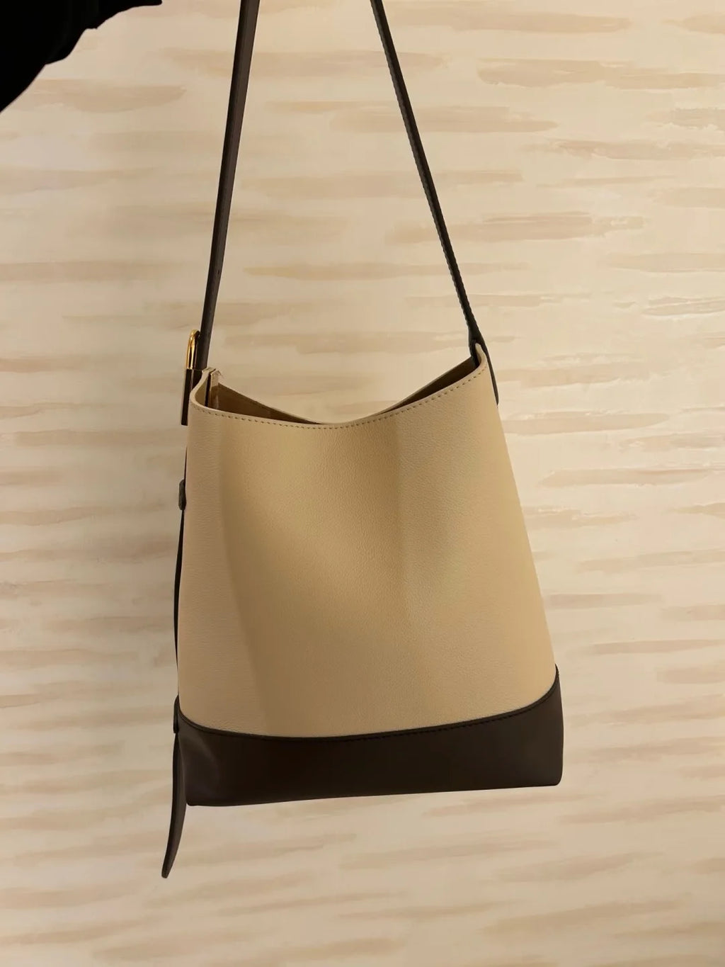 2026 New Women's Handbag, Large Capacity Bucket Bag Color blocked Design High Quality Genuine Leather Material Multi Functional