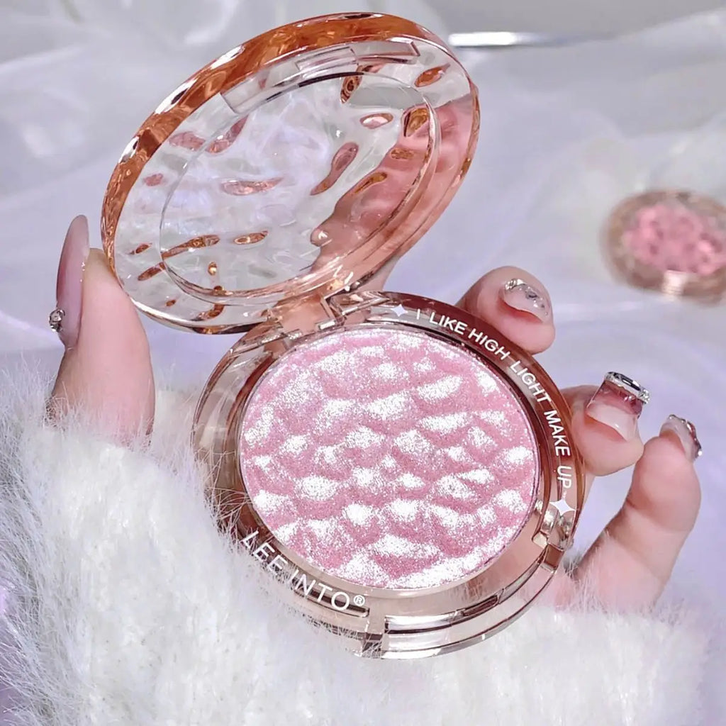 Tidesmit LEE INTO highlighter powder texture close-up featuring fine shimmer and silky pearlescent finish