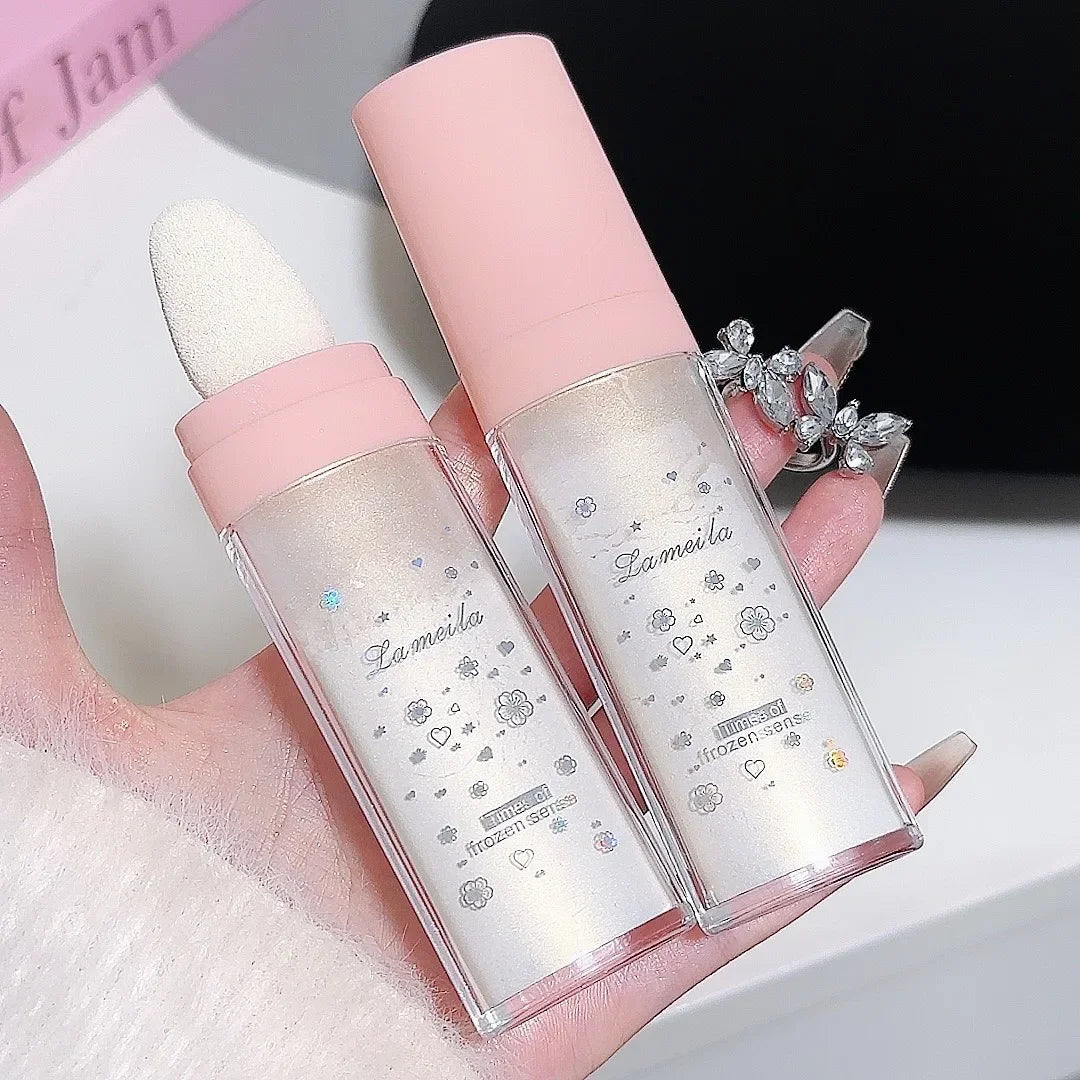 Tidesmit 3Colors glitter powder highlighter palette showing natural face shimmer and contour texture close-up