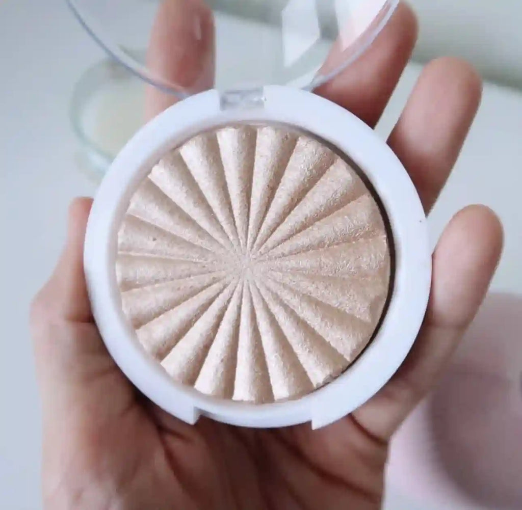 Tidesmit 3D pearlescent highlighter powder texture close-up for radiant monochrome face makeup shimmer finish