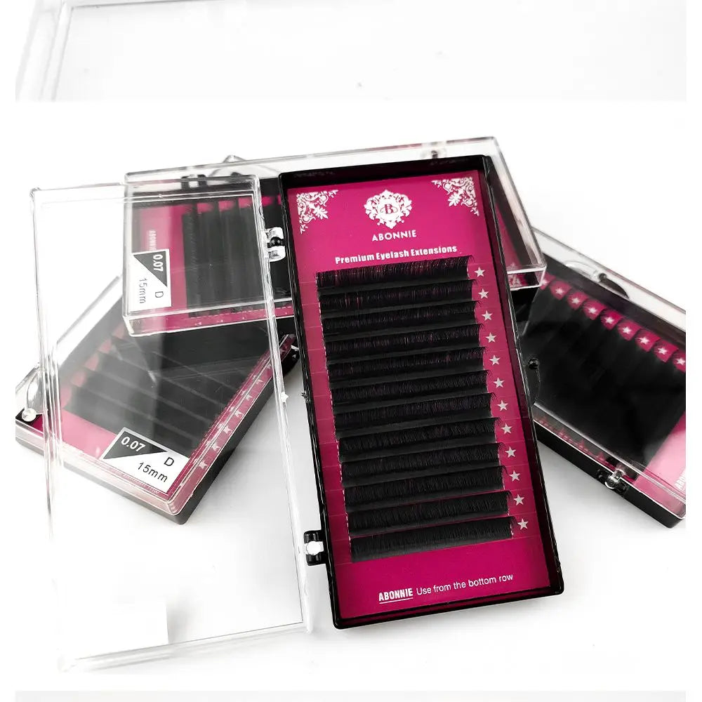 D curl 0.07mm black individual eyelash extensions in a rectangular clear plastic tray with a pink backing card.