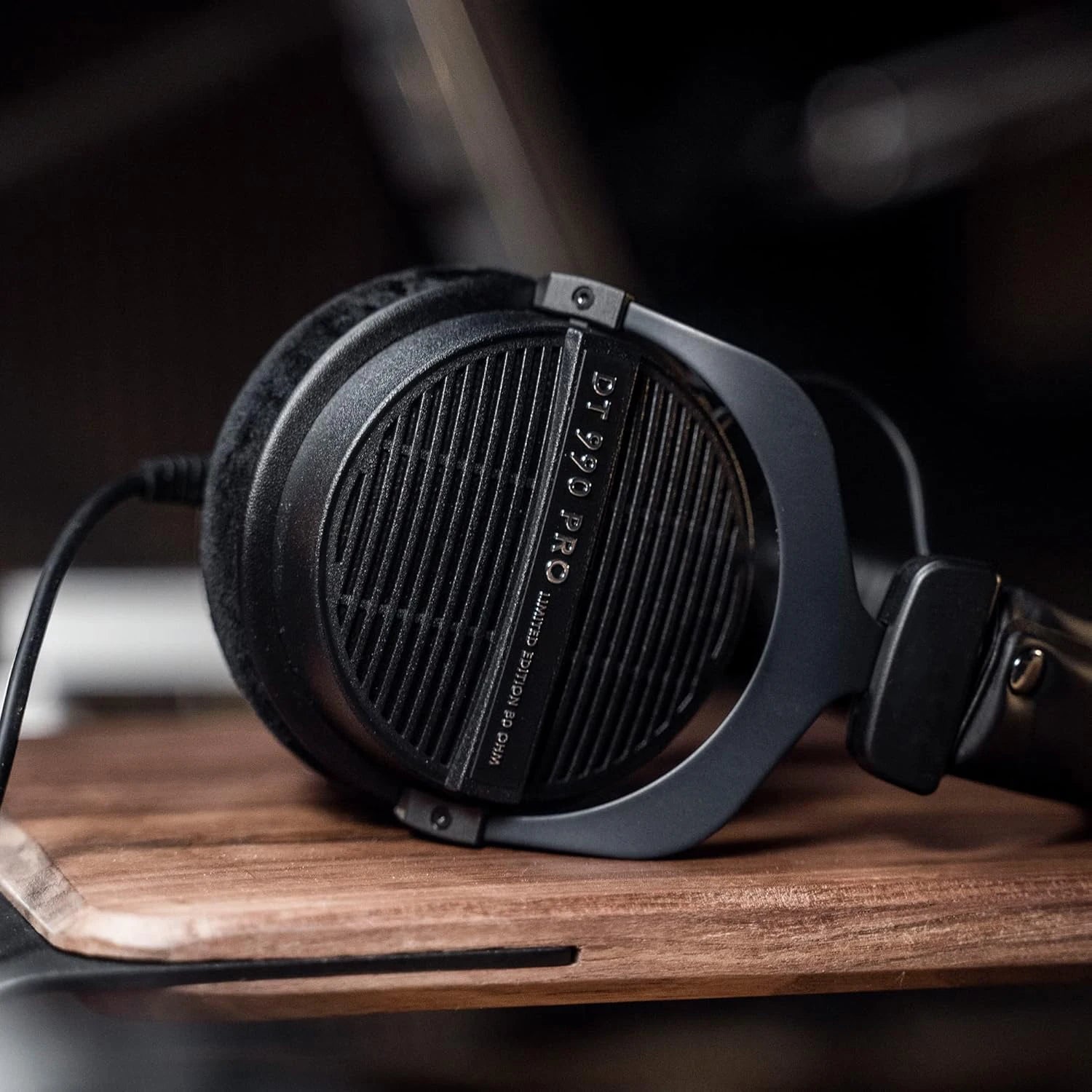 DT 990 Pro Open Back Studio Headphones - 250 Ohm Black Edition Tidesmit