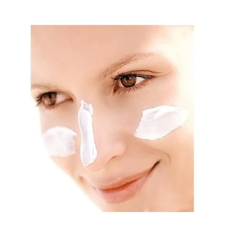 Tidesmit low-molecular-weight hyaluronic acid powder for skin hydration and anti-aging face cream application.